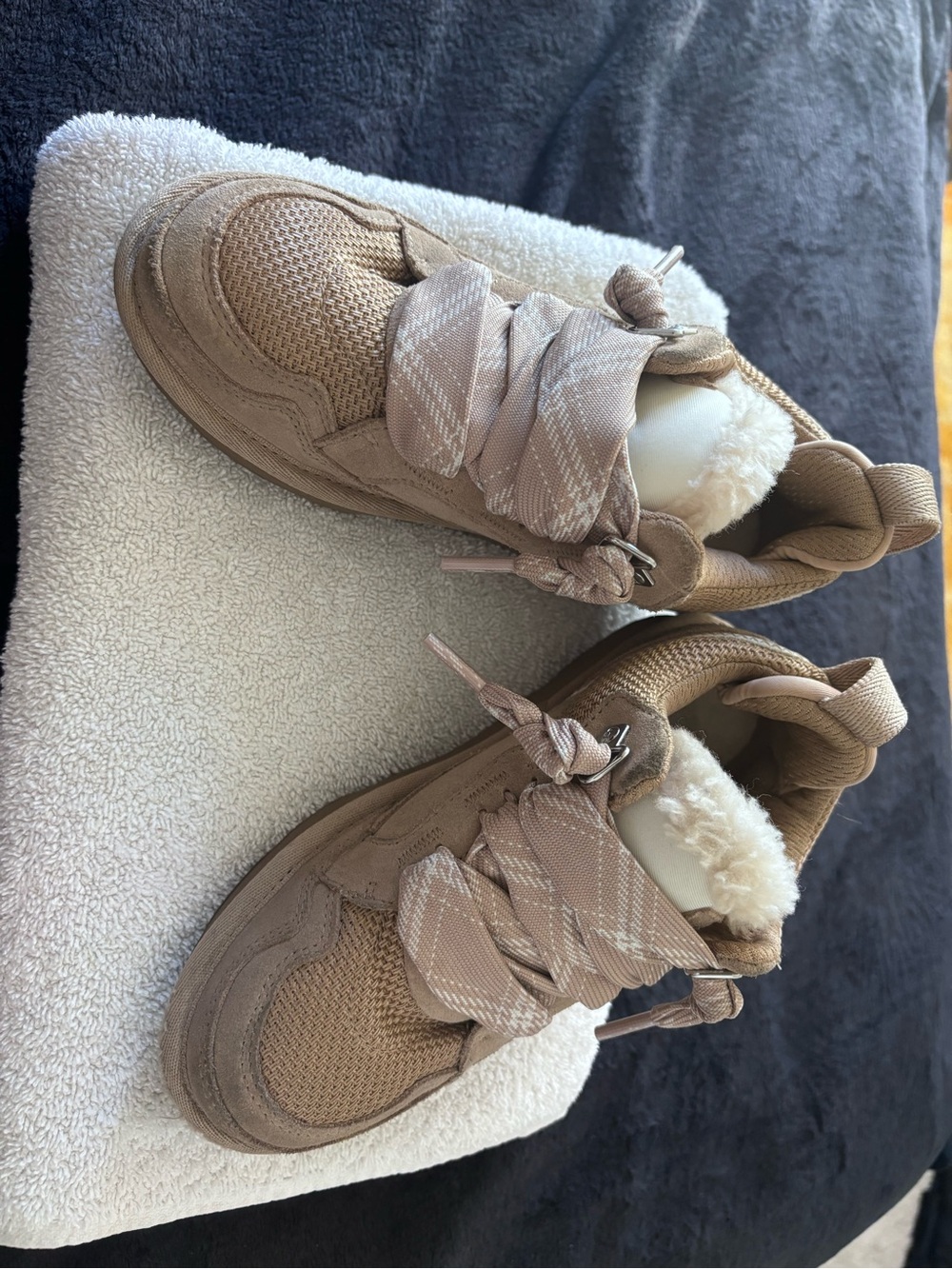 UGG Kids High-Top Boots in Taupe